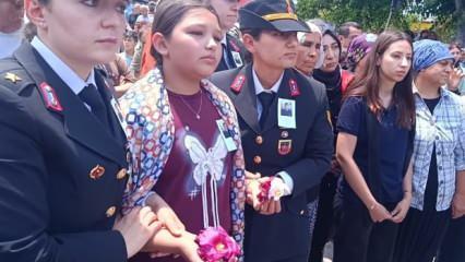 Şehidin cenazesinde kızından kahreden sözler: Bunları sana topladım baba, nereye gittin?