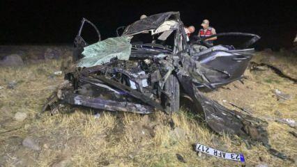 Elazığ’da otomobil yol kenarına devrildi: 2 kişi öldü, 3 kişi yaralandı