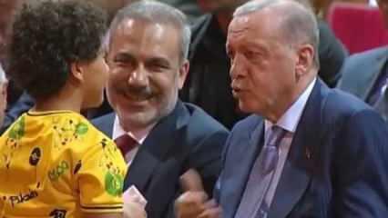 Minik çocuk ile Erdoğan arasında keyifli sohbet: Erdoğan dede sana sarılabilir miyim?
