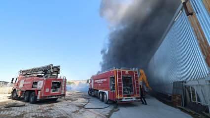 Fabrika bahçesinde yangın; 2 işçi dumandan etkilendi