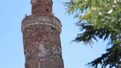 Pisa Kulesi’nden daha eğri: Bu minare görenleri şaşırtıyor