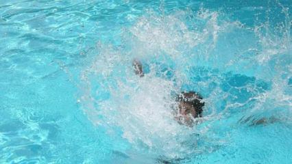 Havuza giren çocuk boğularak can verdi