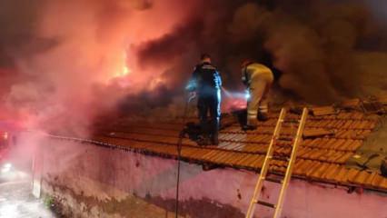 Bursa’da 4 dükkan alevlere teslim oldu