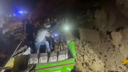 Heyelan otobüsü yuttu... Hindistan’da toprak kayması 15 can aldı!