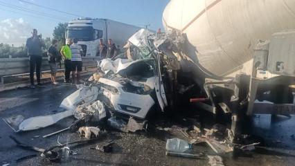 Mersin’de feci kaza: Tır, otomobili ezdi, sürücü saniyeler içinde kurtuldu