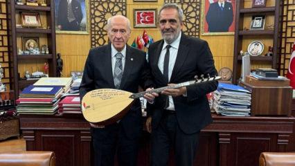 Yavuz Bingöl'den Bahçeli'nin makamında mini konser: Teşekkür edip, bağlamayı hediye etti