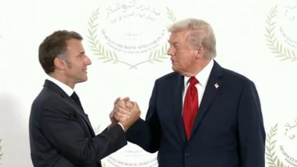 Trump ve Macron adeta bilek güreşi yaptılar! Gazze Zirvesi'nde ilginç anlar...