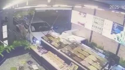 Kontrolden çıkan otomobil dükkana girdi!