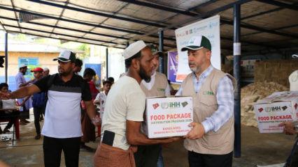 Türkiye’den Arakanlı mültecilere yardım: 350 aileye kumanya dağıtıldı