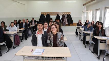 Başkan Şahin, yılın ilk deneme sınavında öğrencileri yalnız bırakmadı