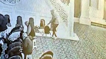Camide 'pes artık' dedirten hırsızlık! Cemaat secdedeyken &ccedil;antaları &ccedil;aldı