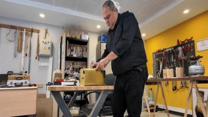 Bakan Kurum g&ouml;r&uuml;nt&uuml;leri paylaştı: Atık malzemeler onun ellerinde melodiye d&ouml;n&uuml;ş&uuml;yor