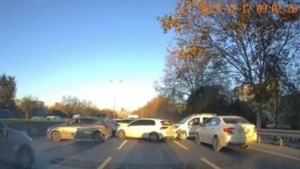 Esenler'de 4 aracın karıştığı zincirleme kaza anı ara&ccedil; i&ccedil;i kamerasında