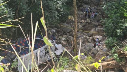 Kolombiya'da katliam gibi kaza! 20 metrelik u&ccedil;uruma yuvarlandı: 16 &ouml;l&uuml;