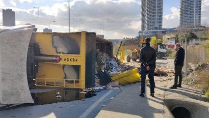 Ref&uuml;je &ccedil;arpan hafriyat kamyonu karşı şeride ge&ccedil;ip devrildi