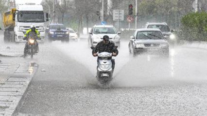 İstanbul g&uuml;ne sağanak yağmurla başladı
