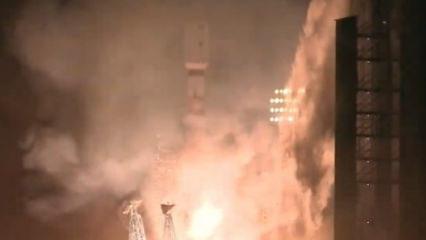 Rusya, İran&rsquo;a ait 3 uydu taşıyan Soyuz-2 roketini y&ouml;r&uuml;ngeye fırlattı