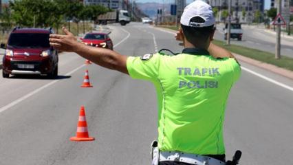 Trafikte 2 hareketi yapan yandı! Hapis cezası alabilirsiniz