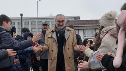 Bursa'da emekliye ayrılan okul m&uuml;d&uuml;r&uuml; g&ouml;zyaşlarıyla uğurlandı 