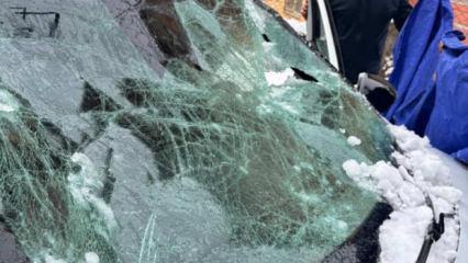 &Ccedil;atıdan d&uuml;şen kar otomobili hurdaya &ccedil;evirdi