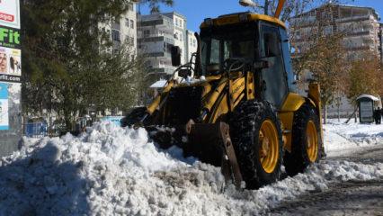 Siverek'te kar k&uuml;tleleri kamyonlarla şehir dışına taşınıyor