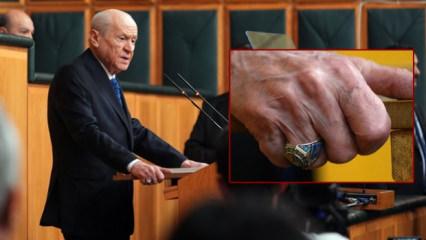 Bah&ccedil;eli'nin rozeti ve y&uuml;z&uuml;ğ&uuml; yine g&uuml;ndemde! İşte &uuml;zerindeki yazı