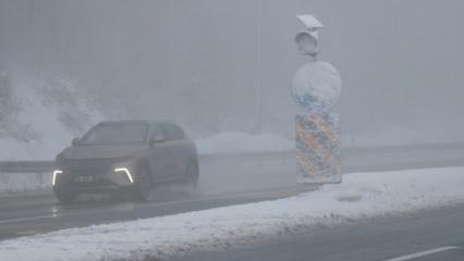 Bolu Dağı&rsquo;nda sis ve kar: G&ouml;r&uuml;ş mesafesi 30 metreye d&uuml;şt&uuml;