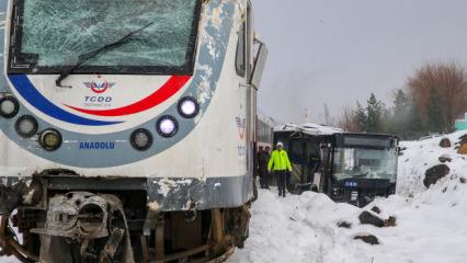Diyarbakır'da korkun&ccedil; kaza: Yolcu treniyle belediye otob&uuml;s&uuml; &ccedil;arpıştı!