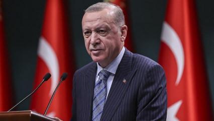 Erdoğan, kendisini bekleyen gazetecilerin '&Ccedil;alışan Gazeteciler G&uuml;n&uuml;'n&uuml; kutladı!