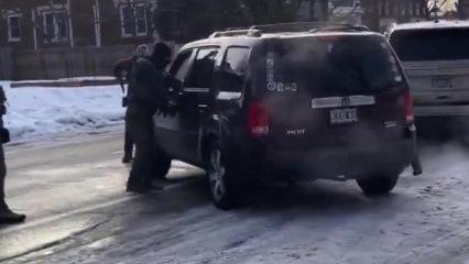 ABD ICE polisi g&ouml;&ccedil;men operasyonunu izleyen kadını vurdu: Halk tepkili