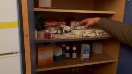 Ruhsatsız muayenehanede y&uuml;zlerce ka&ccedil;ak ila&ccedil; ele ge&ccedil;irildi