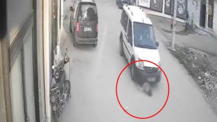 Bursa'da yola fırlayan &ccedil;ocuğa hafif ticari aracın &ccedil;arptığı kaza kamerada