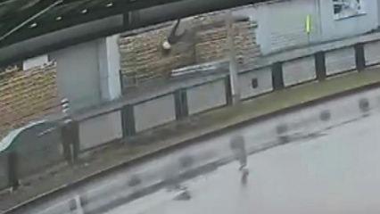 Adana'da feci &ouml;l&uuml;m: Arabanın &ccedil;arptığı 84 yaşındaki adam, metrelerce havaya u&ccedil;tu