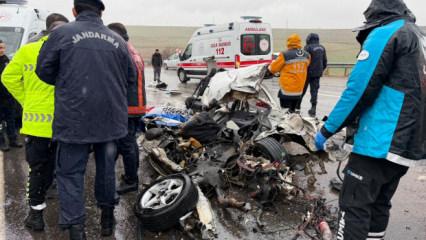 Adıyaman'da korkun&ccedil; kaza! Otob&uuml;s otomobili kağıt gibi ezdi: 3 &ouml;l&uuml;, 1 yaralı