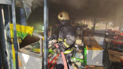 Elinde satırla kendini iş yerine kilitleyen pideci yangın &ccedil;ıkardı