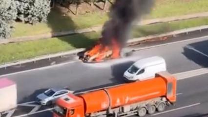 Esenyurt'ta yanan otomobil hurdaya d&ouml;nd&uuml;