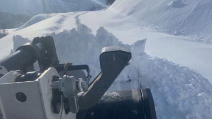 Kar kalınlığı 2 metreyi aştı, 27 k&ouml;y yolu kapalı