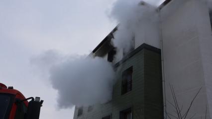 Elazığ&rsquo;da apartman dairesinde yangın: 11 kişi dumandan etkilendi