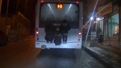 Tekirdağ'da y&uuml;rekleri ağza getiren g&ouml;r&uuml;nt&uuml;: &Uuml;&ccedil; &ccedil;ocuğun otob&uuml;s arkasındaki &ouml;l&uuml;m oyunu