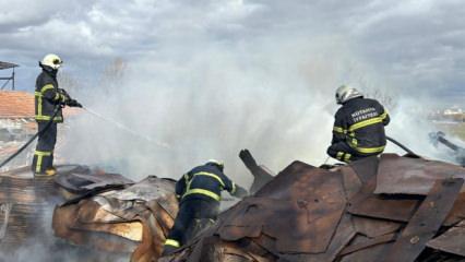 K&uuml;tahya'da mobil atık deposunda yangın