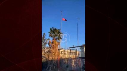 Nusaybin&ndash;Kamışlı sınır kapısında komandolar T&uuml;rk bayrağını tekrar g&ouml;ndere &ccedil;ektiği anlar.