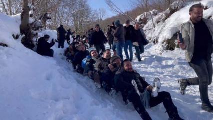  Ordu'da kar yağışı eğlenceye d&ouml;n&uuml;şt&uuml;: 150 kişi aynı anda kaymaya &ccedil;alıştı