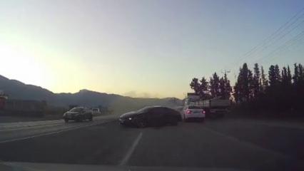 Hatay'da 5 aracın karıştığı kaza ara&ccedil; kamerasına yansıdı