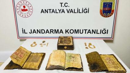 Antalya'da operasyon: Tarihi Kur'an-ı Kerimleri ka&ccedil;ırırken yakalandılar