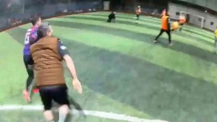 Halı sahada can pazarı: &Ccedil;atının &ccedil;&ouml;kt&uuml;ğ&uuml;n&uuml; g&ouml;ren koşarak dışarı ka&ccedil;tı