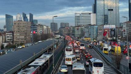 İstanbul'da trafik durma noktasına geldi: Y&uuml;zde 85'i g&ouml;rd&uuml;!