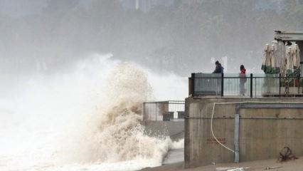 Antalya'da define avcıları dev dalgaların d&ouml;vd&uuml;ğ&uuml; sahilde mesai yaptı