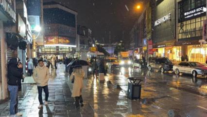 İstanbul'da kar yağışı başladı: Hava sıcaklığı birden d&uuml;şt&uuml;!