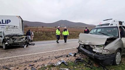 Tokat&rsquo;ta feci kaza! İki otomobil kafa kafaya &ccedil;arpıştı: 1&rsquo;i ağır 7 yaralı