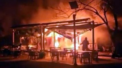 Avcılar'da parkın i&ccedil;indeki kafe alev alev yandı